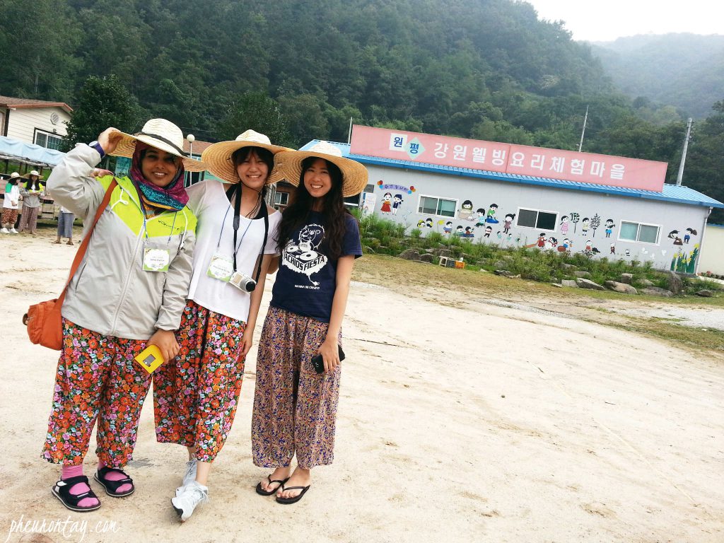 korea country side fashion. floral baggy pants 
