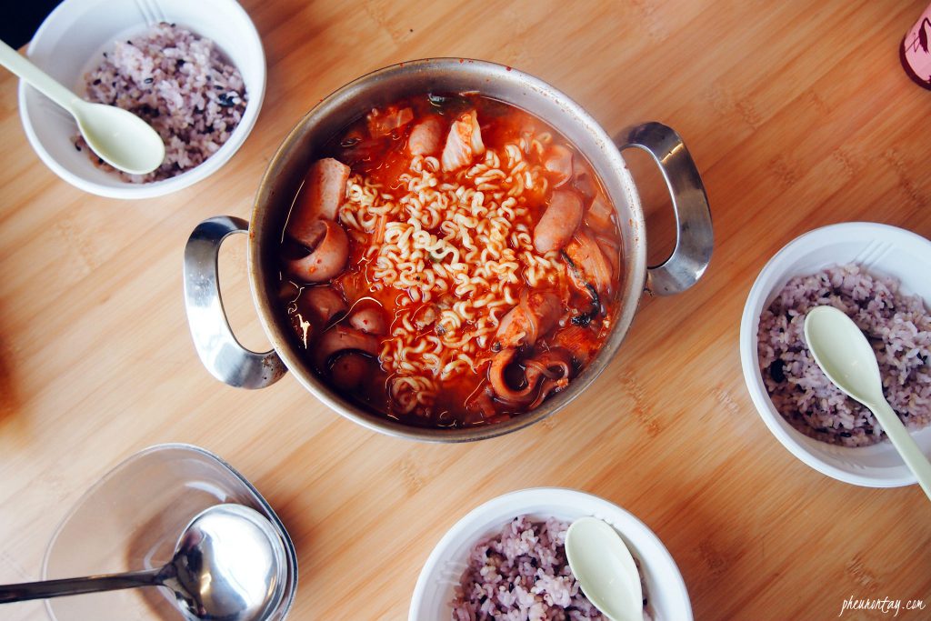 glamping food, budae jjigae, army stew camping food korea